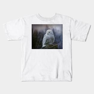 Snowy owl looking for prey Kids T-Shirt